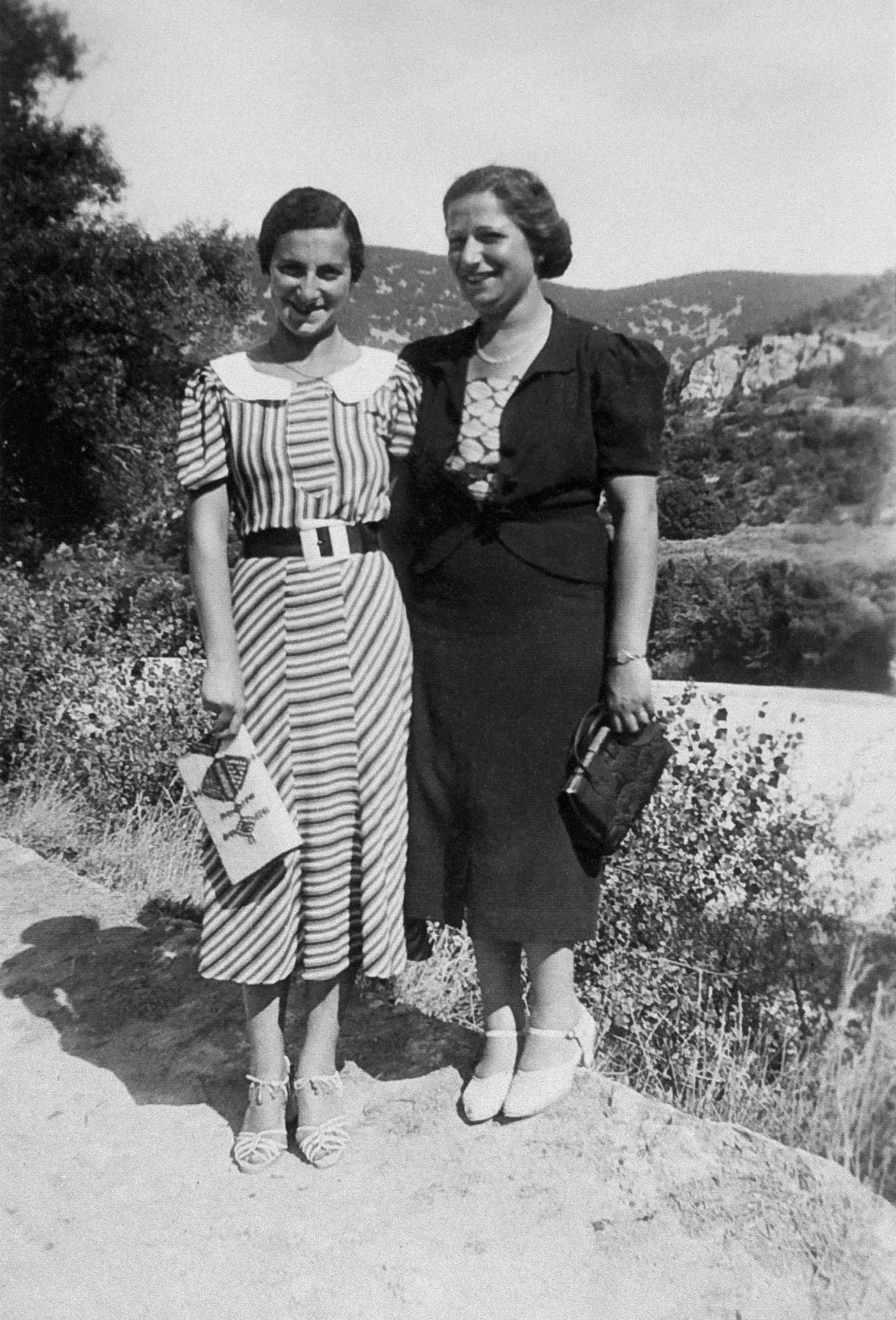 Ann Weiler, réfugiée sarroise, et une amie à Nyons, 1938. ADD, 1 Num 1315, collection Uhl