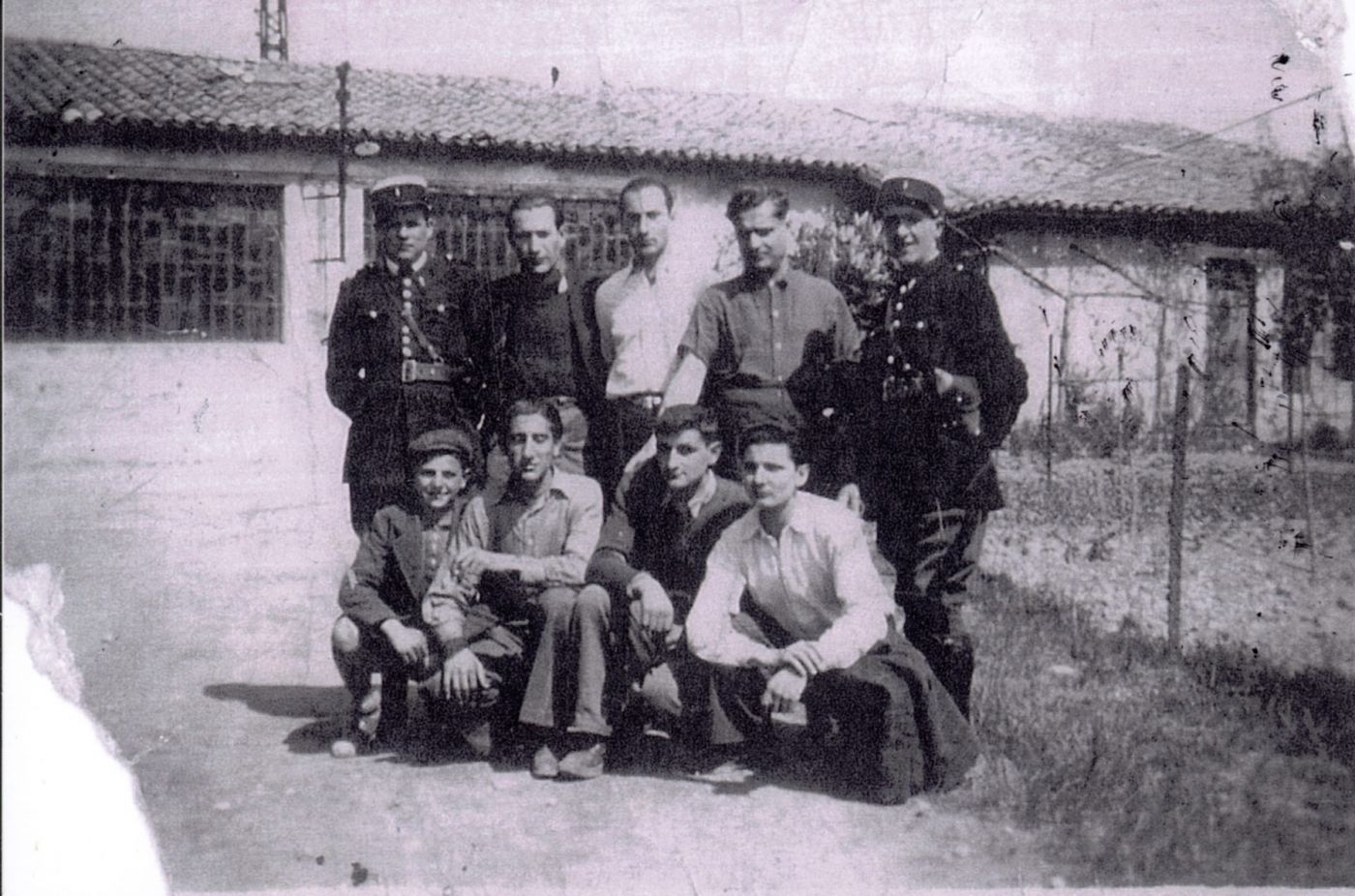 Arméniens au GTE de Crest. Au cours de l’année 1943, les hommes sont raflés dans les villes, le plus souvent par la police française, et amenés au camp de Crest. Ils sont ensuite redirigés vers les chantiers du STO où ils restent jusqu’à la fin de la guer