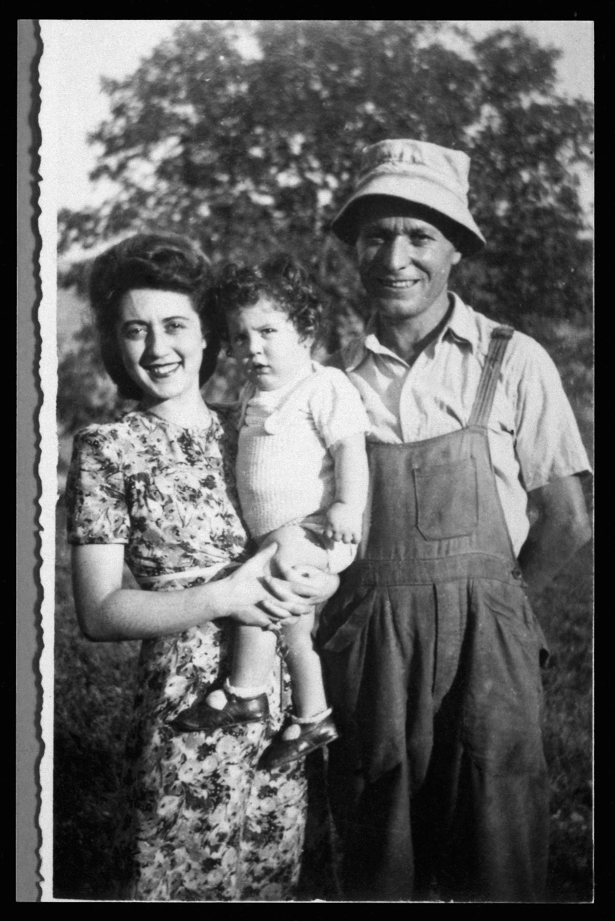 La famille Katz, réfugiés juifs autrichiens, à Vercheny. Médecin ayant fui le nazisme, Otto Katz entre en France le 12 mai 1940 et est interné au 352e GTE de Crest. Placé comme ouvrier agricole à Vercheny, il se cache avec sa famille pour échapper aux raf