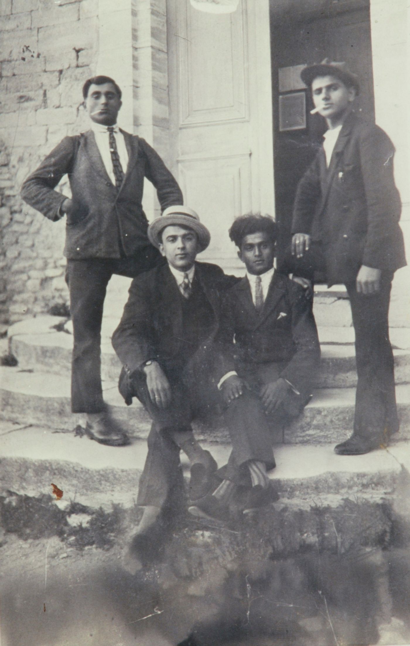 Jeunes Arméniens à Taulignan, 1925. Les soieries Cotte & Chavent, Dumoulin et Cie sont les principaux employeurs des rescapés. En majorité originaires du monde rural, ils se trouvent plongés dans celui de l’usine. Collection privée