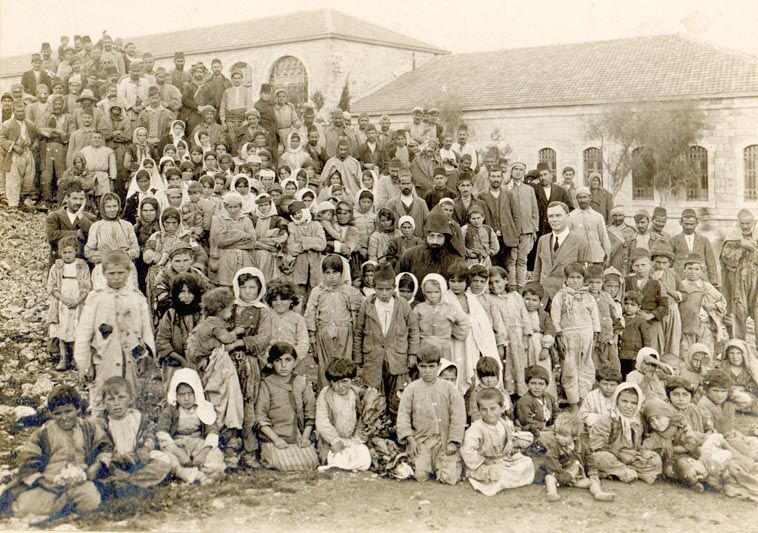 Orphelins arméniens recueillis à Salt (Jordanie actuelle), avant d’être amenés à Jérusalem, début 1918. Coll. Bibliothèque Nubar de l’UGAB, Paris